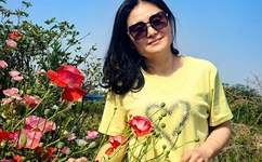 他趴在她两腿之间疯狂添漫画